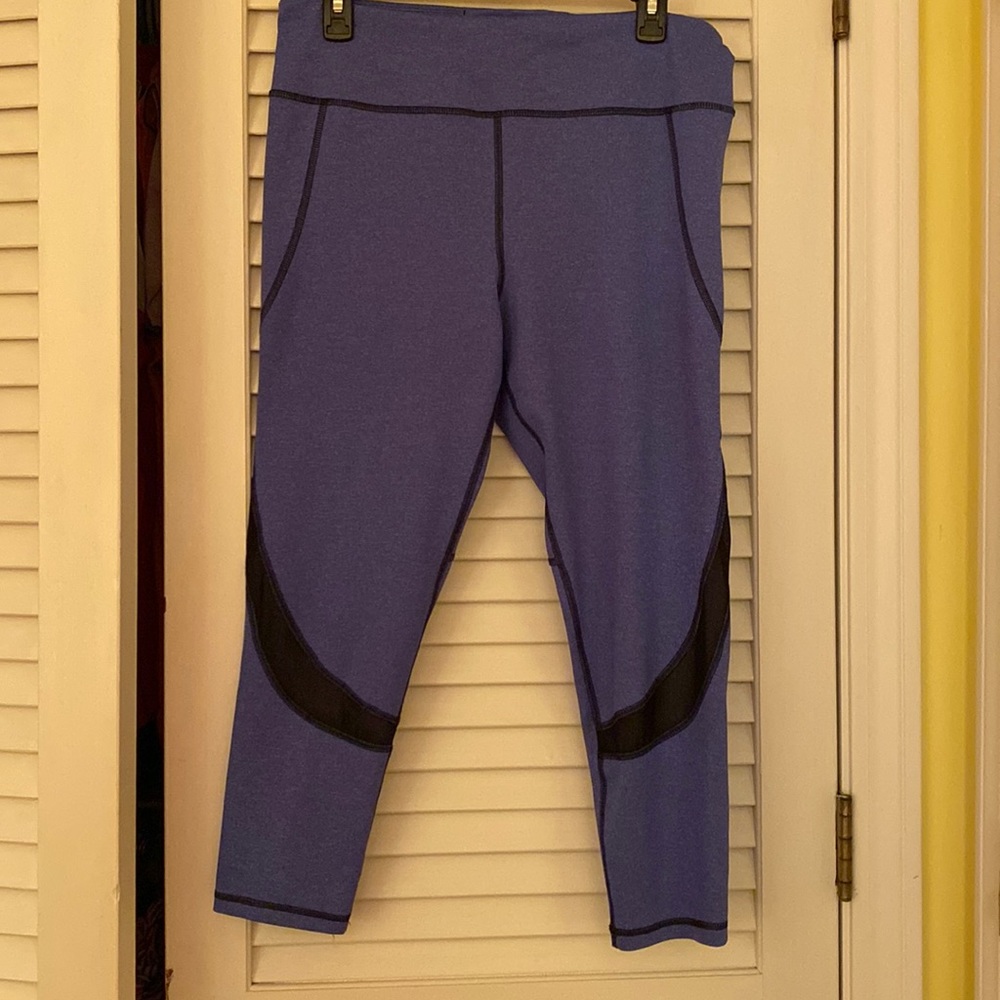 Lou & Grey Capri length leggings with sheer black cut outs